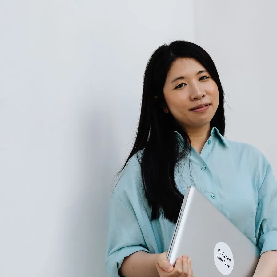 Người phụ nữ cầm máy tính xách tay
