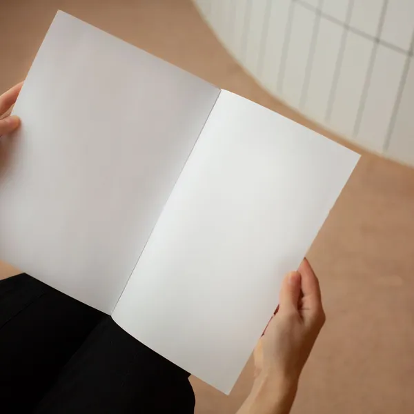 Cầm tờ gấp giới thiệu mở đôi
