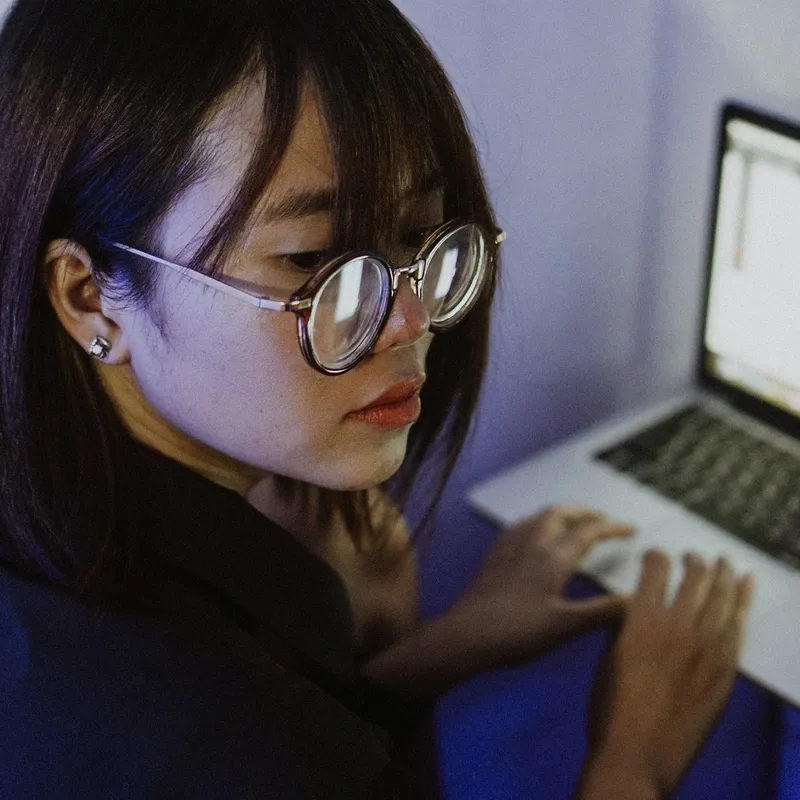 Cô gái đọc tài liệu trên máy tính