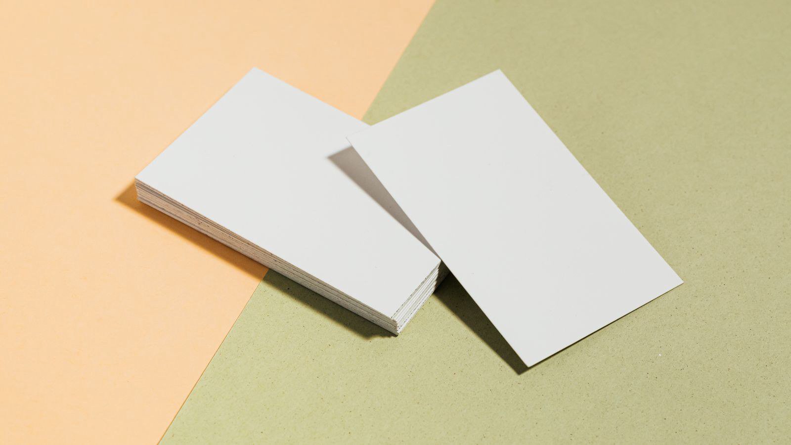 In card visit: chọn giấy, định lượng, cán màng