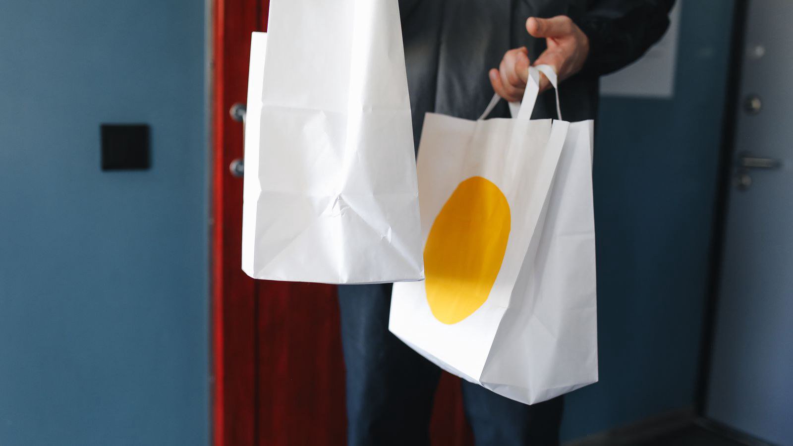 In túi giấy: chọn kraft, couche hay túi nilon