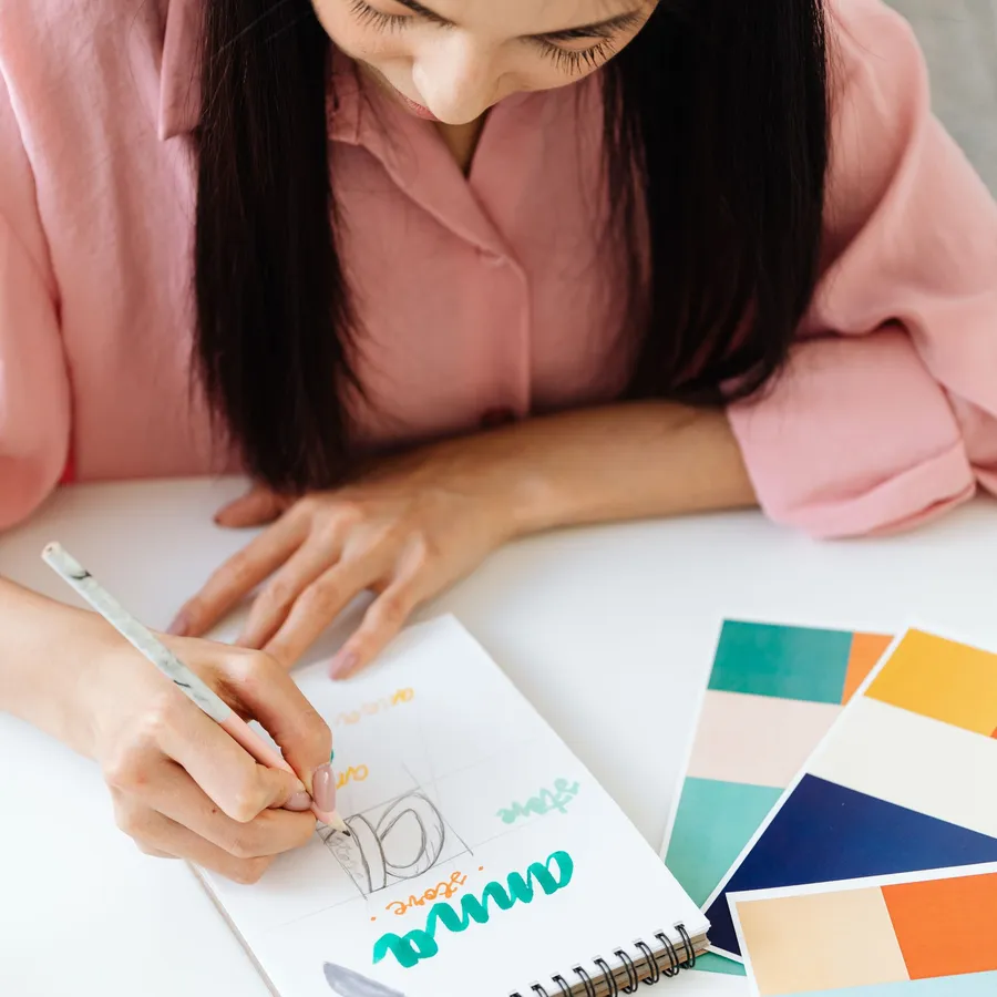 Nhà thiết kế phác thảo logo bên bảng màu