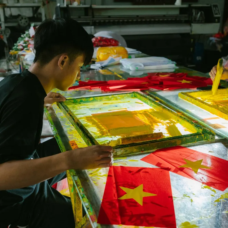 Thợ trẻ in lụa trong xưởng