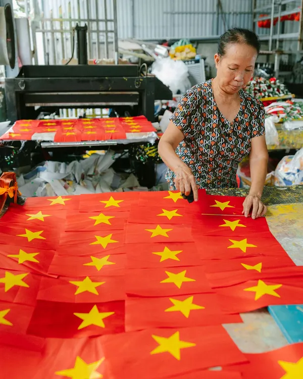 Người thợ trải cờ vừa in trong xưởng