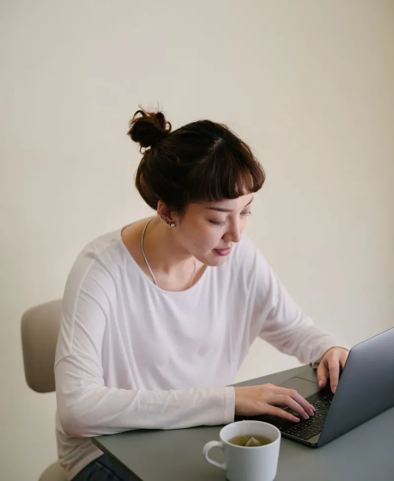 Khách hàng xem mẫu in trên máy tính xách tay